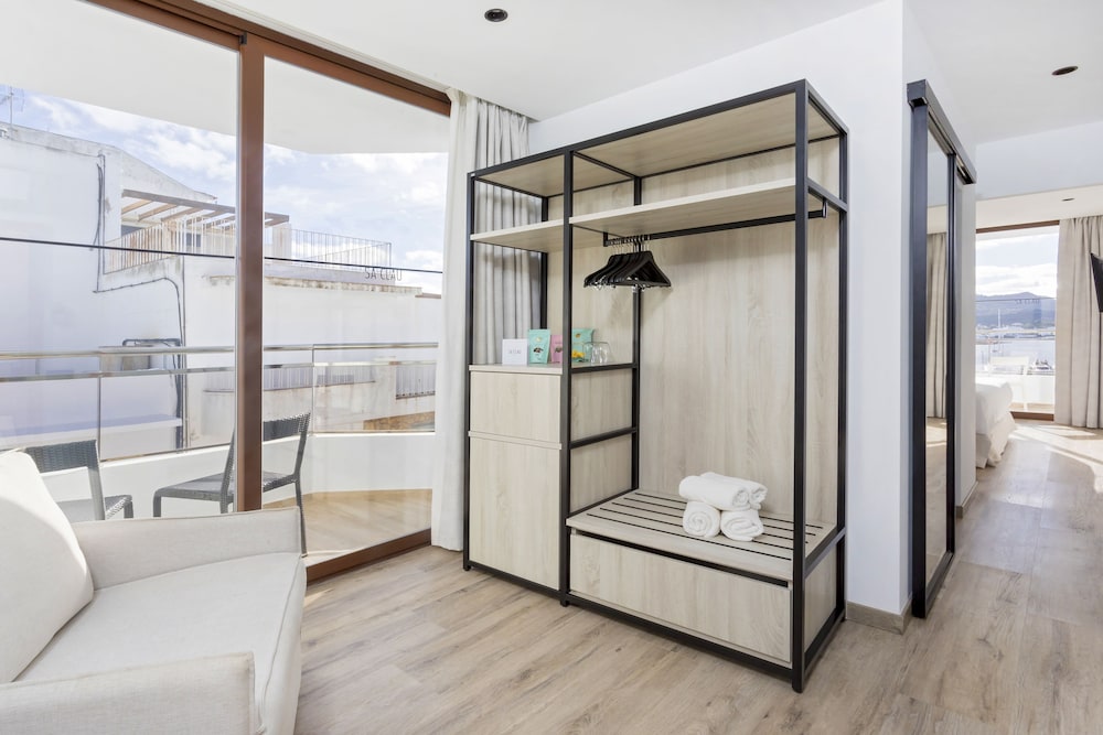 

Cagliari - Ibiza, Isole Baleari - Hotel Sa Clau by Mambo
