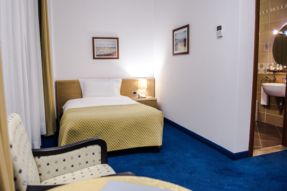 

Bari - Rinas - Hotel Airport Tirana