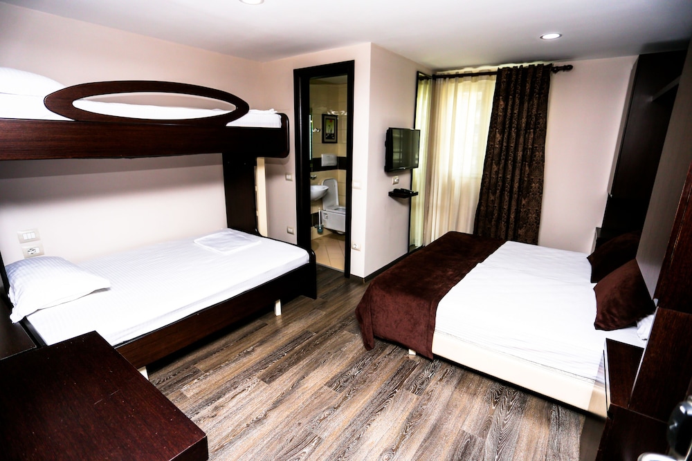 

Catania - Tirana - Hotel Town House
