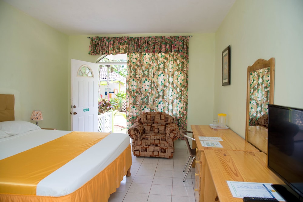 

Bari - Negril - Fun Holiday Beach Resort