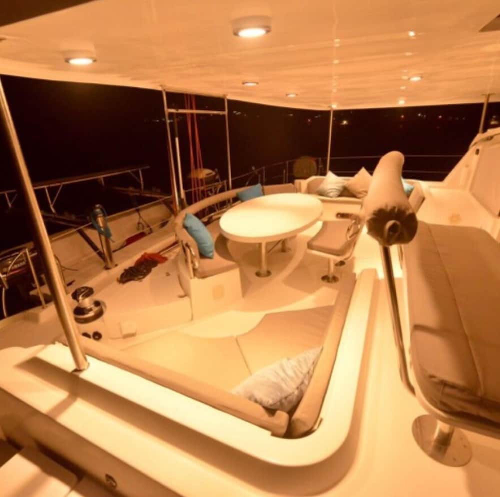 

Napoli - St Anne Island - Nesi Catamarans