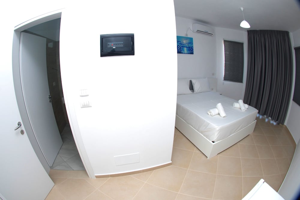 

Genova - Ksamil - Hotel Sunshine