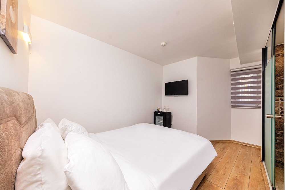 

Bari - Istanbul - Neda Hotel Istanbul