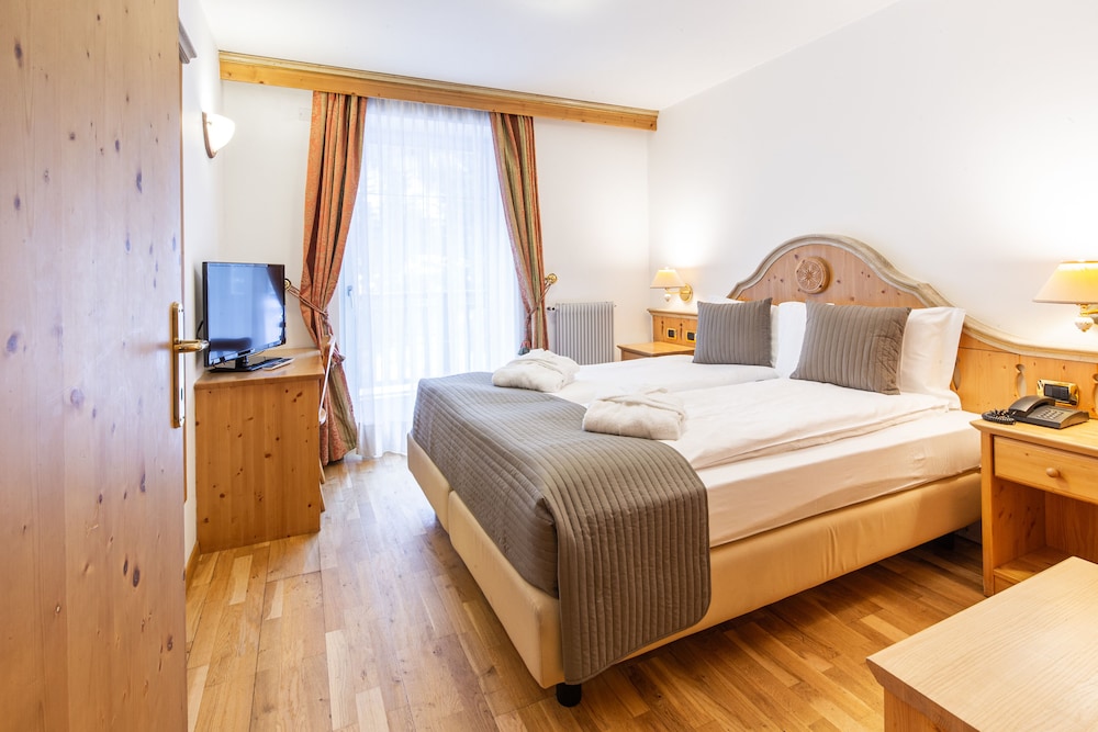 

Cagliari - Penia - Hotel Soreghes Gran Chalet