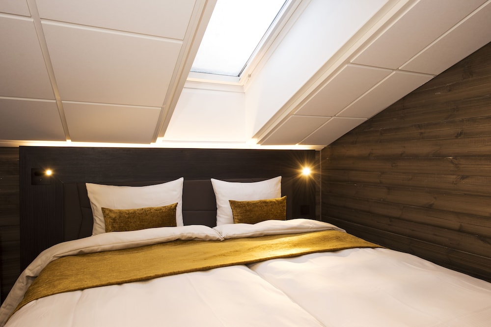 

Venezia - Longyearbyen - Svalbard Hotell | Polfareren