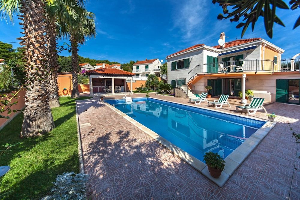 

Milano - Sumartin, Brazza - Villa Rasotica Relaxing Villa with Heated Pool, Perfect for Families