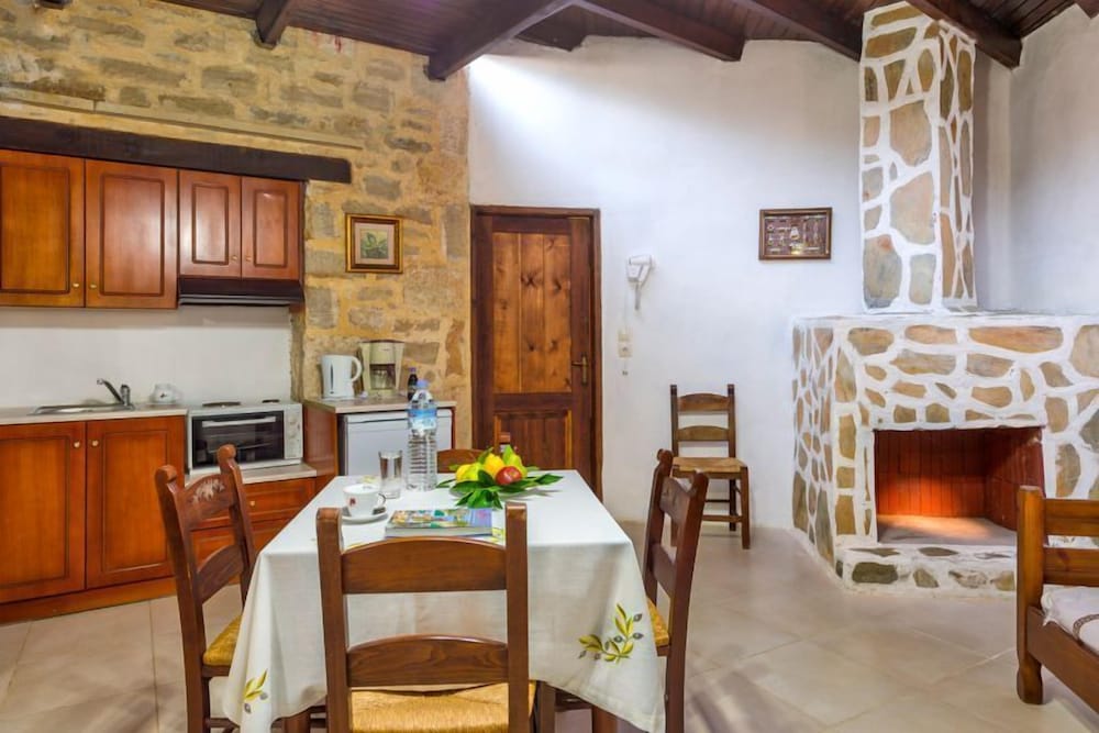 

Milano - Mylopotamos - Stone Village