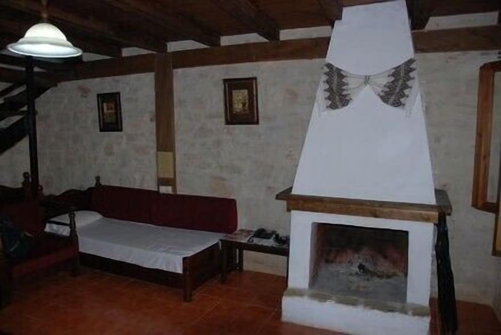 

Bologna - Mylopotamos - Stone Village
