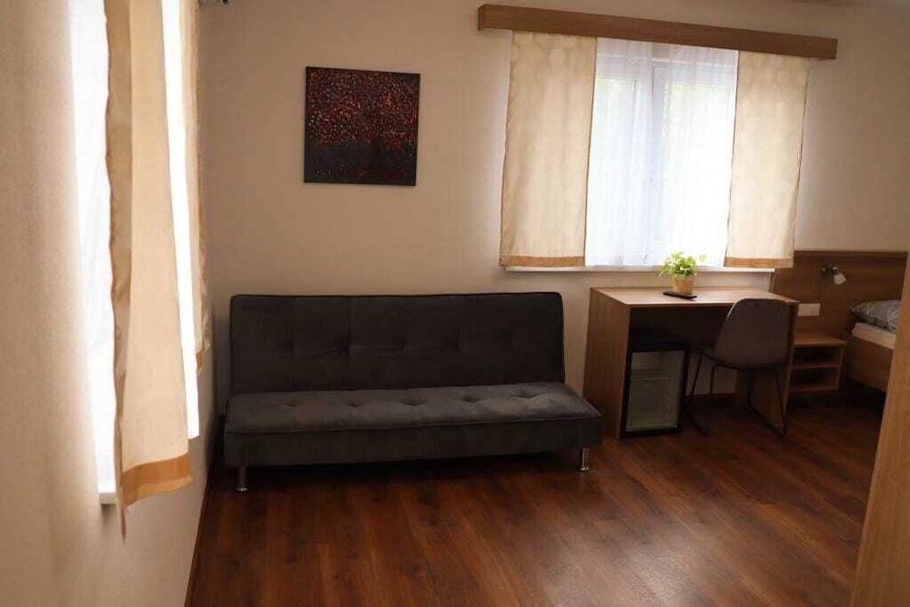 

Milano - Himberg - Hotel Khail