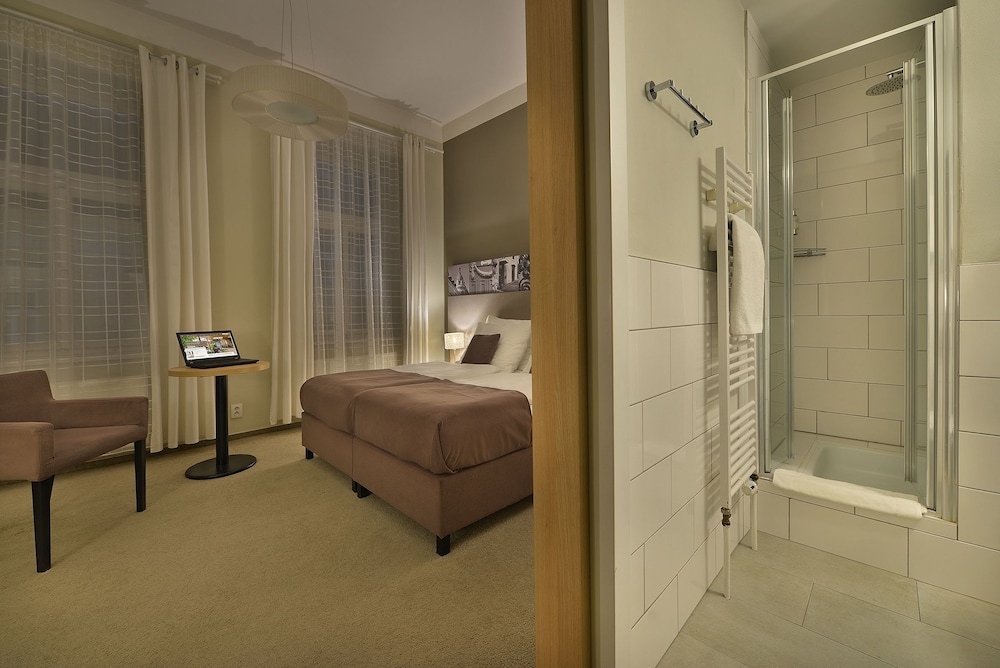 

Bari - Zdiby - Three Crowns Hotel Prague