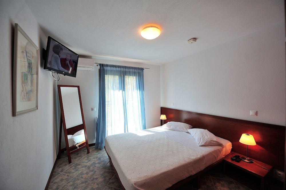 

Bari - Skiathos, Isole Greche - Eye Q Resort Seaview