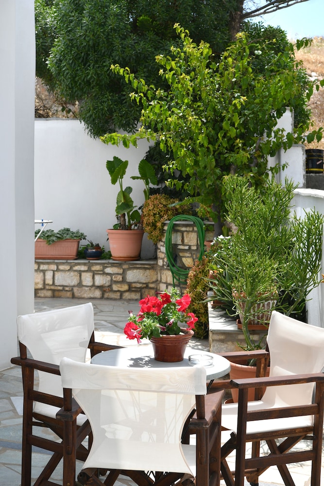 

Milano - Naousa, Paros - Hara Studios and Apartments