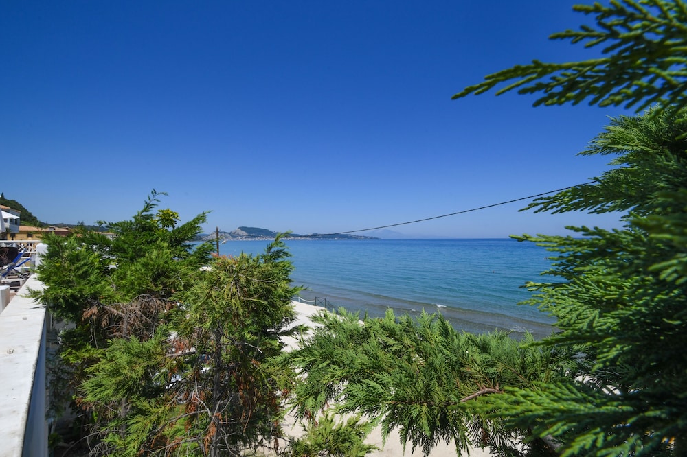 

Milano - Planos - Nefeli Beach - living by the sea