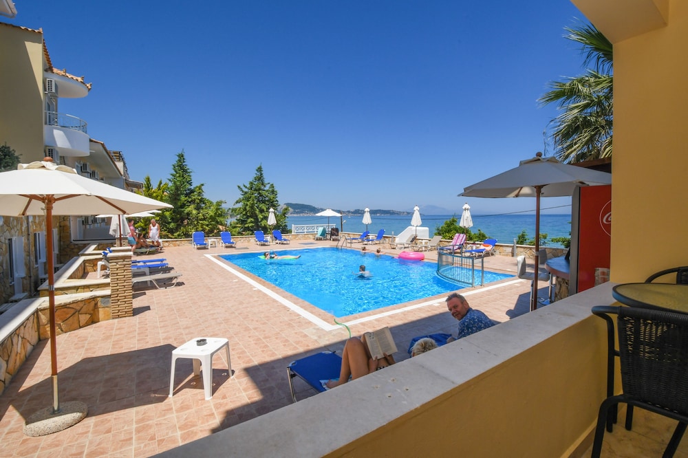 

Bologna - Kalamaki, Zante - Nefeli Beach - living by the sea