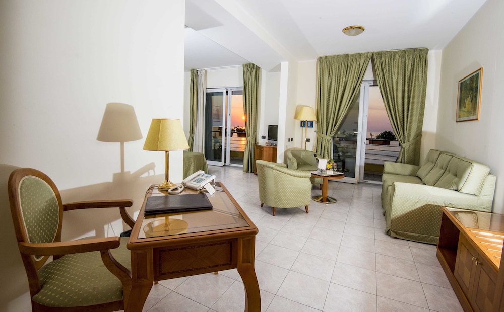 

Bari - Scilla - Grand Hotel Victoria