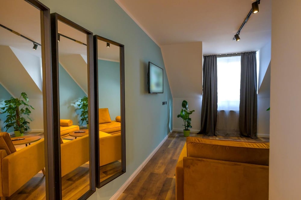 

Catania - Colonia - Nikii City Hotel