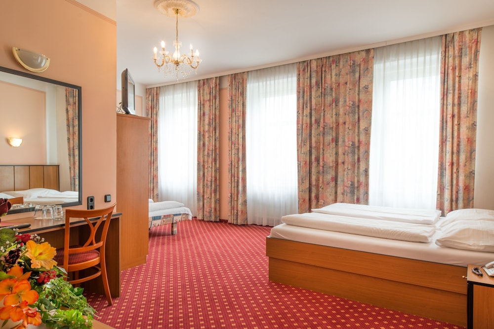 

Bari - Vienna, Aeroporto Internazionale di Vienna - Garten- und Kunsthotel Gabriel City