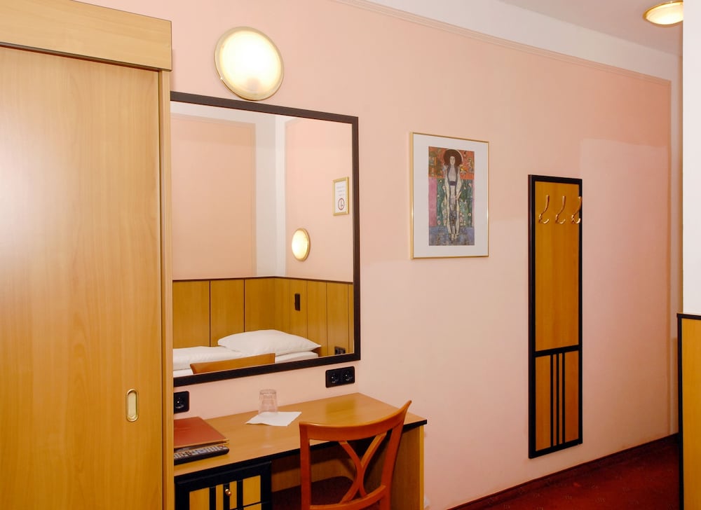 

Venezia - Vienna, Aeroporto Internazionale di Vienna - Garten- und Kunsthotel Gabriel City