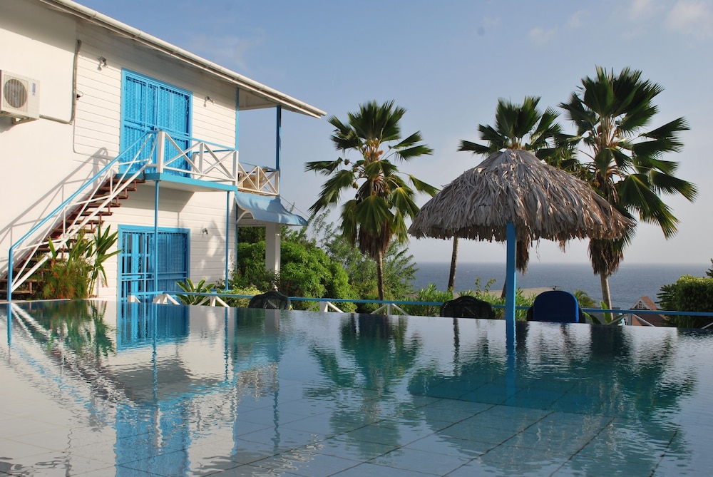 

Milano - Tobago Island - Half Moon Blue