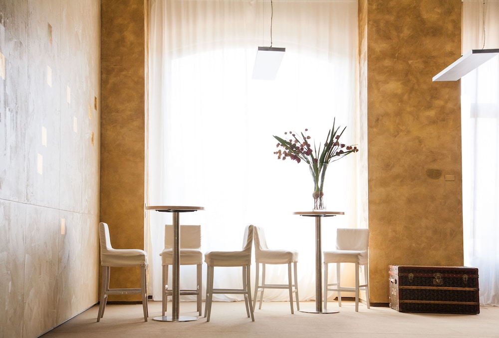 

Lamezia Terme - Milano - Cosmo Hotel Palace