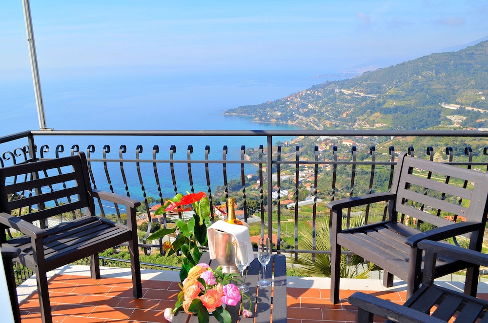 Napoli - Menton - La Riserva di Castel d'Appio- Charme & Relax