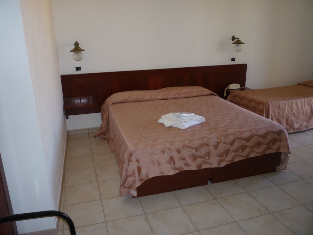 

Lamezia Terme - Capo Testa - Santa Teresa di Gallura - Hotel L'Ancora