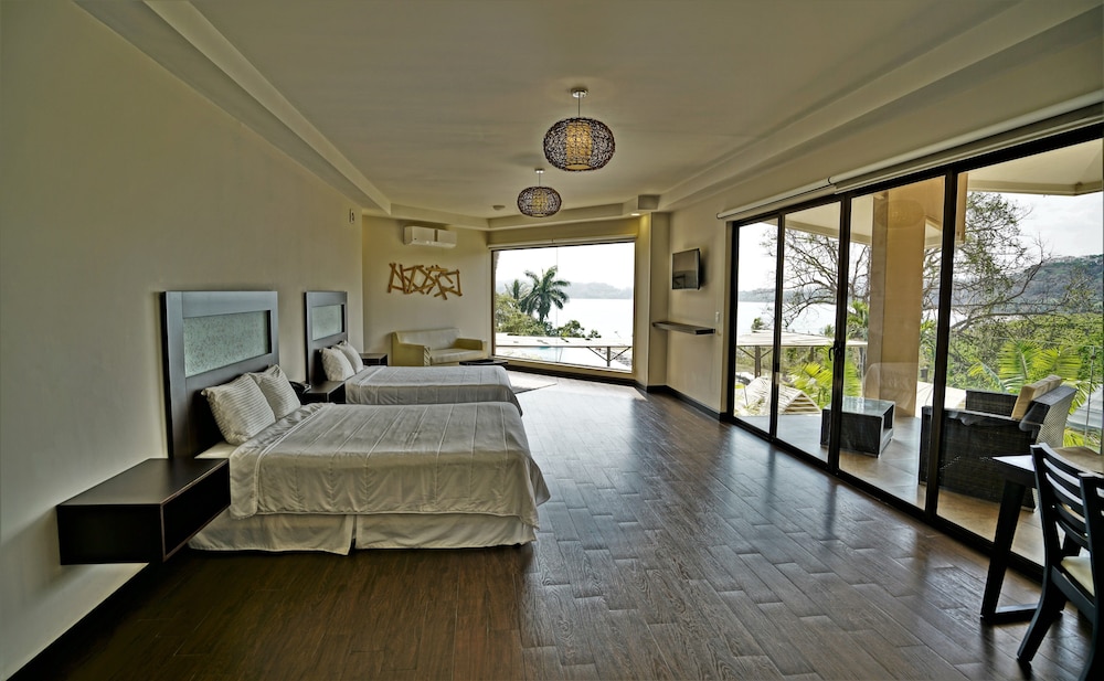 

Milano - Sámara - Nammbú Beachfront Bungalows