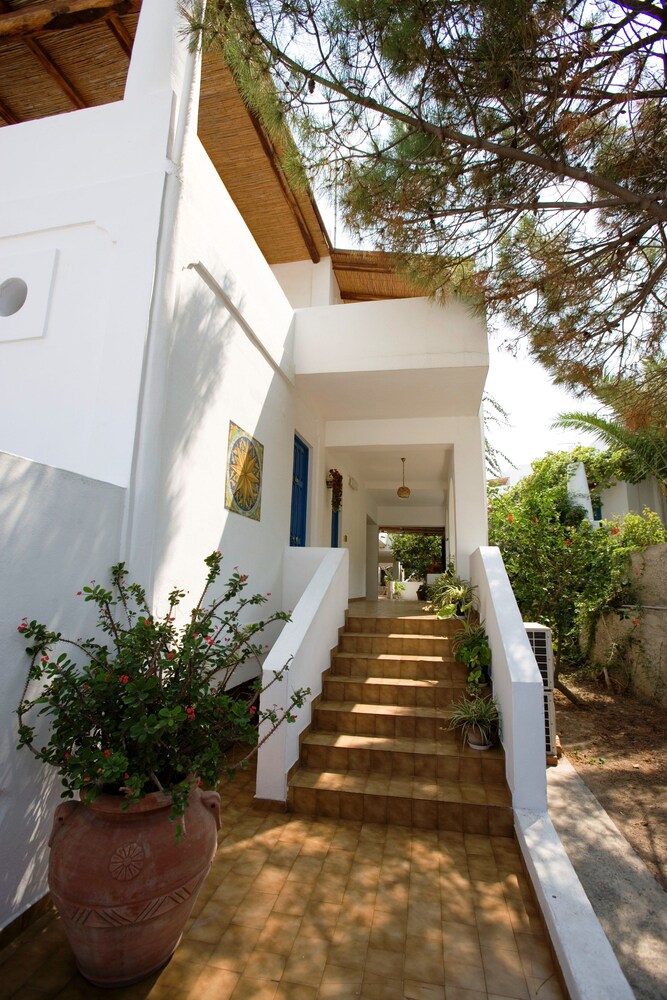 

Roma - Panarea, Isole Eolie - Hotel Tesoriero