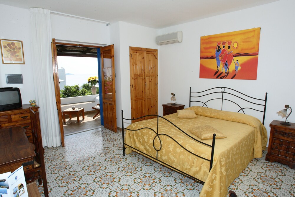 

Roma - Panarea, Isole Eolie - Hotel Tesoriero