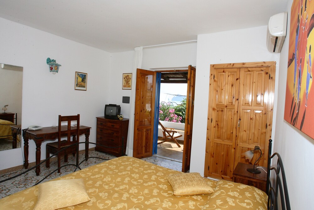 

Milano - Panarea, Isole Eolie - Hotel Tesoriero