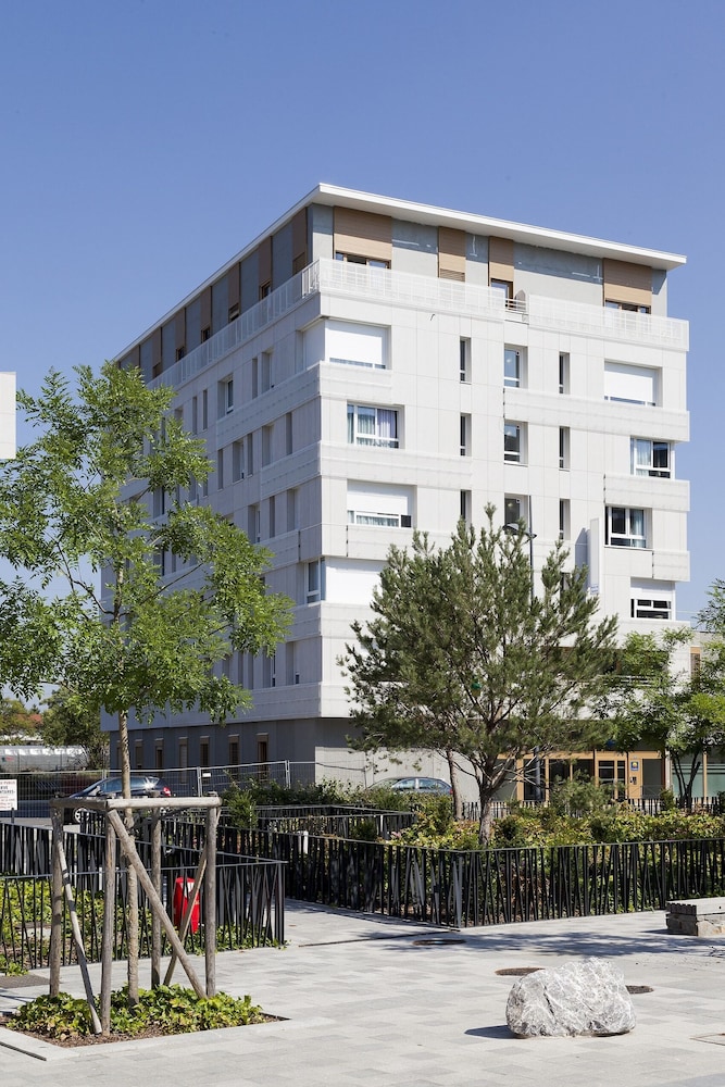 

Roma - Veyrier - Nehô Suites Porte de Genève - Gare Annemasse