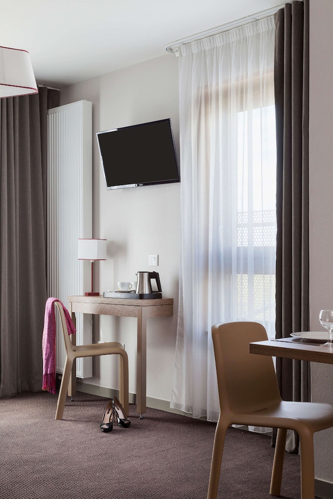 

Roma - Veyrier - Nehô Suites Porte de Genève - Gare Annemasse