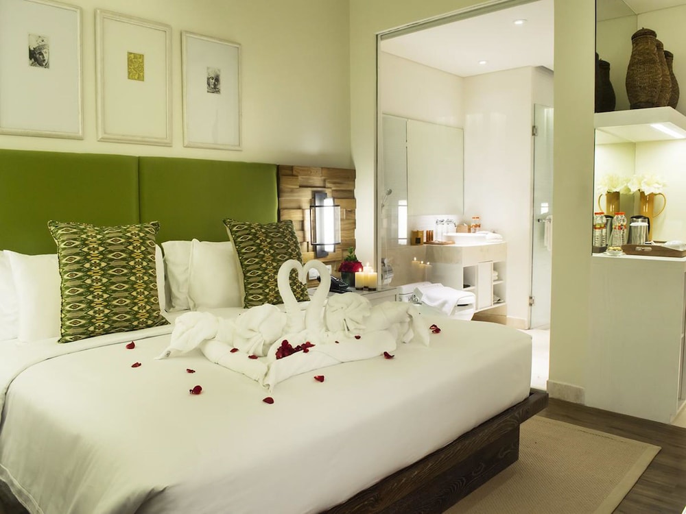 

Roma - Uluwatu - Bali Paragon Resort Hotel