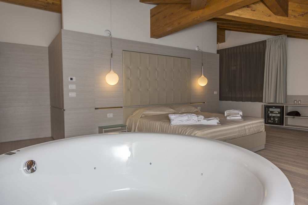 

Comiso - Cervinia - White Angel Hotel
