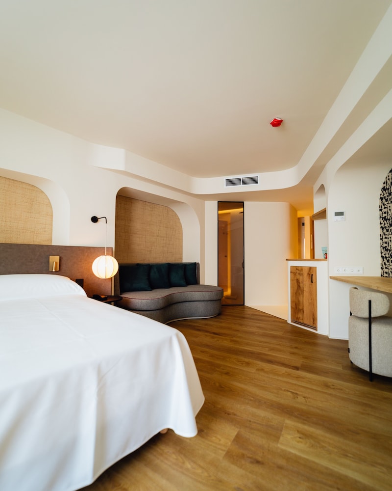 

Genova - Cala Llonga - El Hotel Pacha