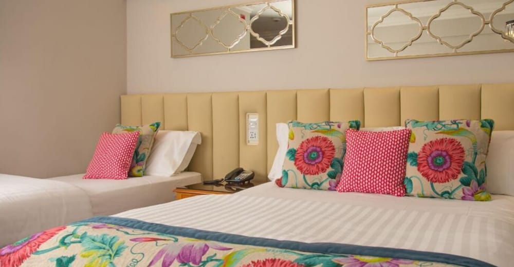 

Napoli - Cork - Cork’s Vienna Woods Hotel and Villas