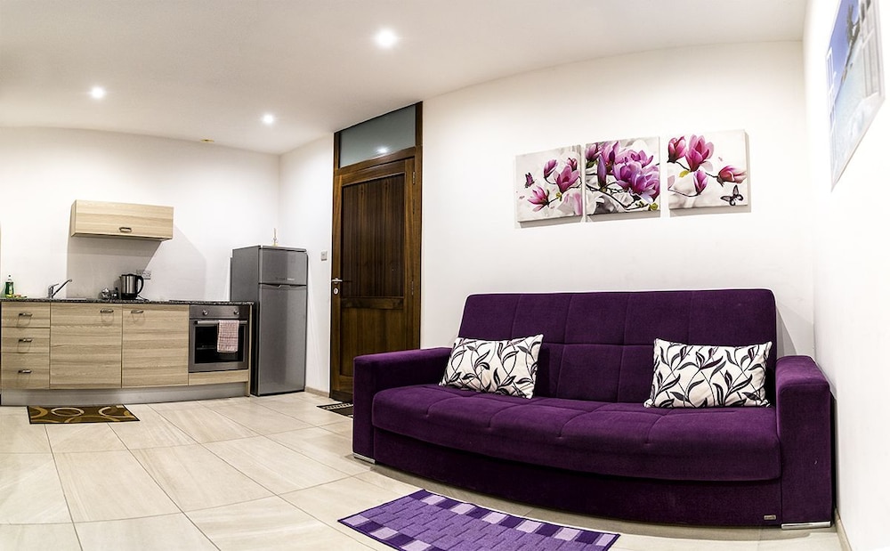 

Napoli - Mellieha - Estrella Lodging