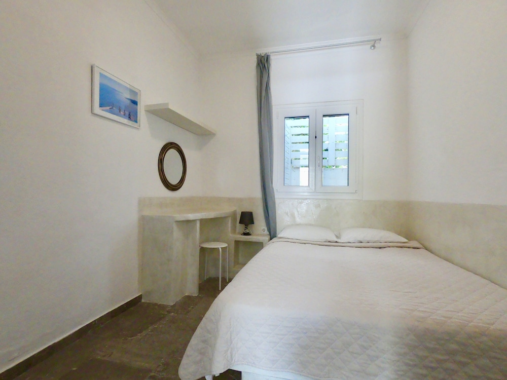 

Milano - Santorini-Akrotiri - Anny Studios & Rooms Perissa Beach