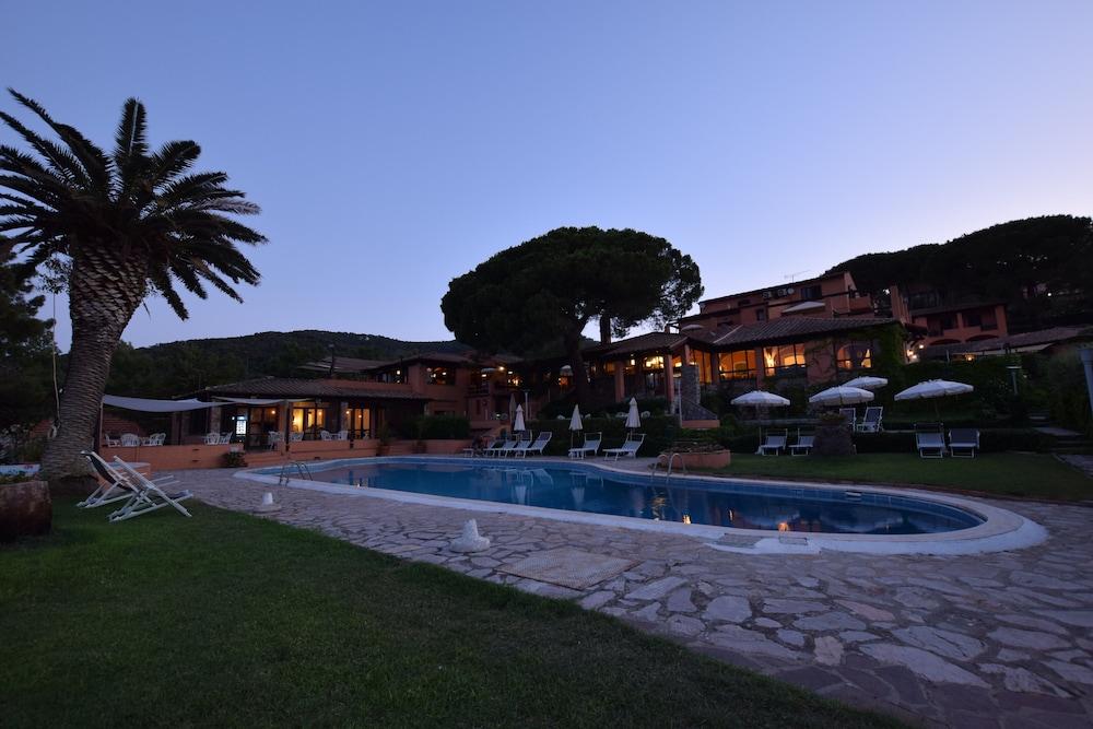 

Napoli - Marina di Campo - Resort Le Picchiaie