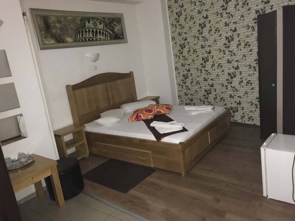 

Napoli - Popeşti-Leordeni - Hotel Funnytime
