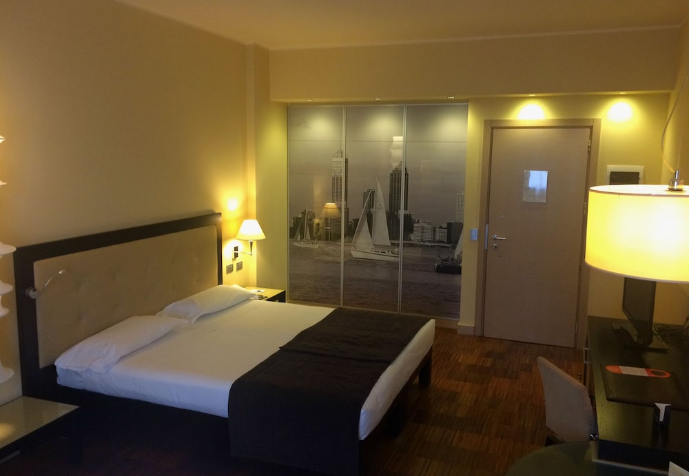 

Napoli - Brunate - Hotel Cruise