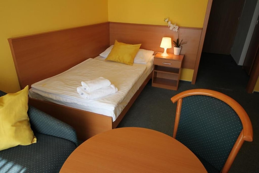 

Bari - Praga, Aeroporto Václav Havel - Hotel Meritum