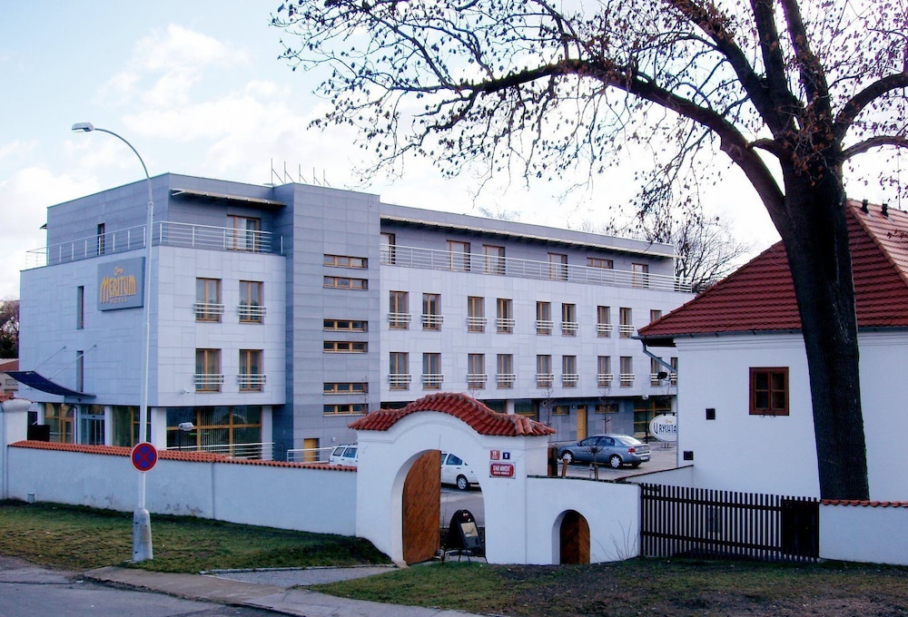 

Bari - Praga, Aeroporto Václav Havel - Hotel Meritum