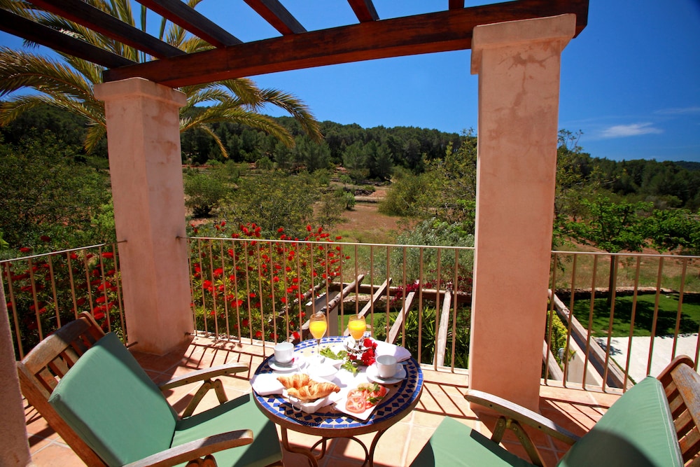 

Roma - Santa Gertrudis de Fruitera - Can Lluc Hotel Rural