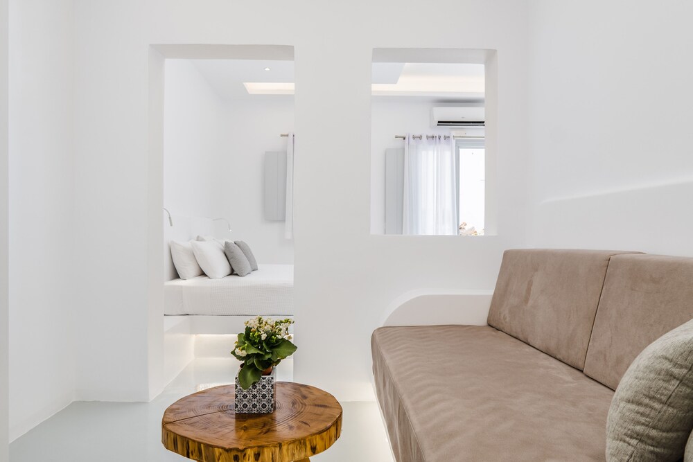 

Milano - Thirasía - Serenità Luxury Suites