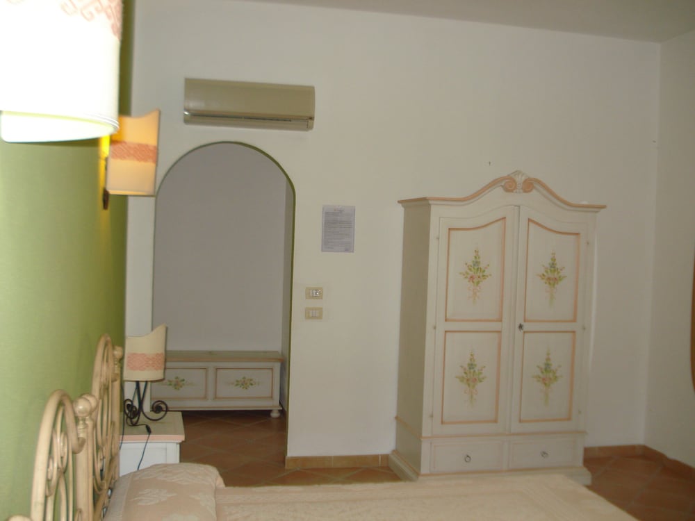 

Milano - Sant'Antonio di Gallura - Hotel Relais Valkarana