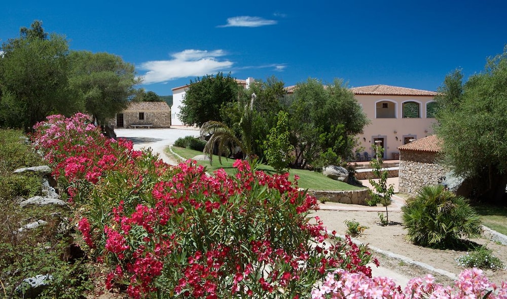 

Milano - Sant'Antonio di Gallura - Hotel Relais Valkarana