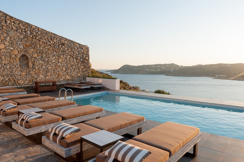 

Cagliari - Ano Mera - Cova Mykonos Suites