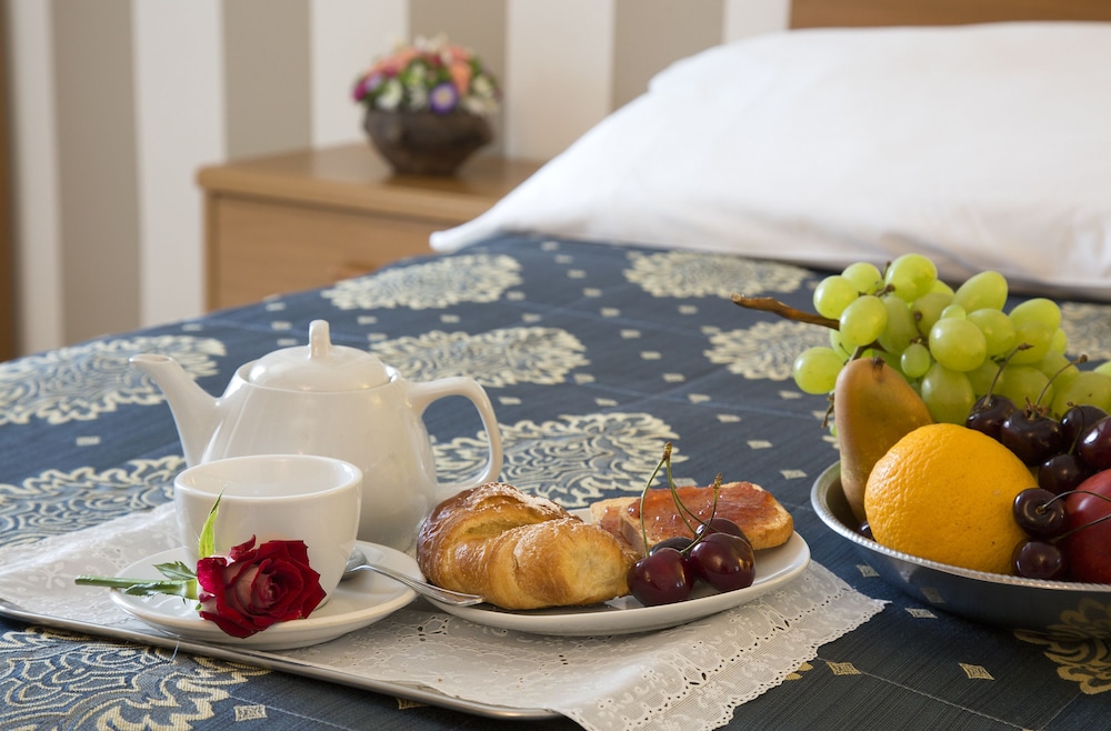 

Milano - Venetico - Hotel Redebora