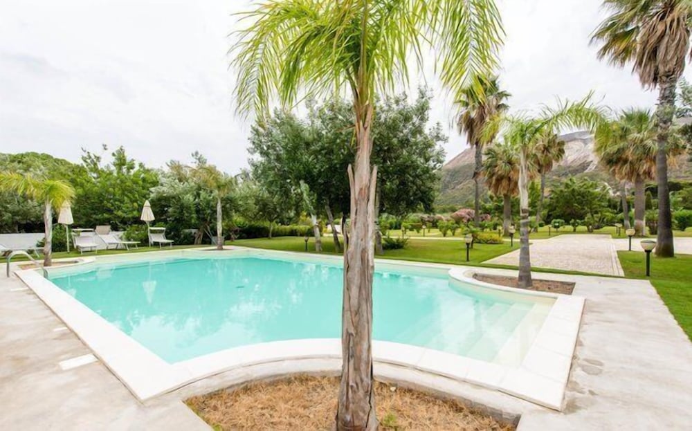 

Milano - Vulcano, Isole Eolie - Hotel Garden